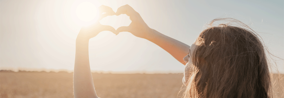 Was bei der Vitamin-D-Prophylaxe beim Säugling zu beachten ist Die Gabe von Vitamin D in jungen Jahren ist für die gesunde Knochenentwicklung unerlässlich.