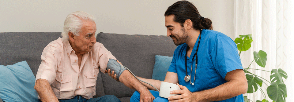 Alte Patienten: Blutdruck nicht zu stark senken Alte und gebrechliche Patienten haben ein erhöhtes Sterberisiko und Gedächtnisprobleme, wenn ihr Blutdruck mit Medikamenten zu stark gesenkt wird.