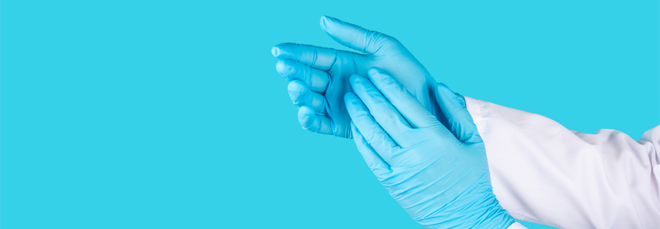Mehr Schaden als Nutzen durch Einweghandschuhe? Studien zeigen außerdem, dass dauerhaftes Tragen von Handschuhen Hautirritationen und Entzündungen verursachen kann.
