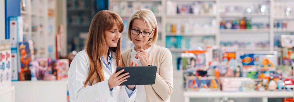 Patientenfeedback: Was an Pharmaunternehmen kritisiert wird Patient:innen bewerten Pharmaunternehmen kritisch, loben jedoch Fortschritte und Erfolge in Forschung und Behandlung.