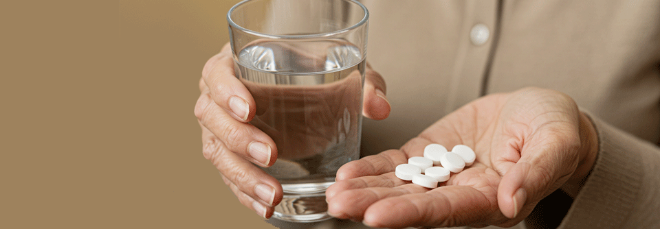 Antibiotika: Wie lange einnehmen? Ein Antibiotikum sollte auch noch nach dem Verschwinden der Symptome und stets bis zum Ende der Packung eingenommen werden. Doch diese Faustregel sei überholt.