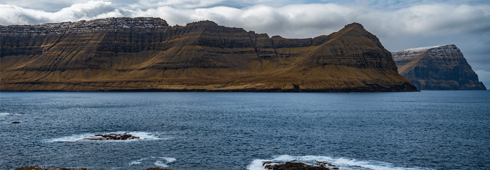 Die Färöer-Inseln: Wo Schafe das Sagen haben Die 18 vulkanischen Felseninseln der Färöer liegen zwischen Island und Norwegen im Nordatlantik.
