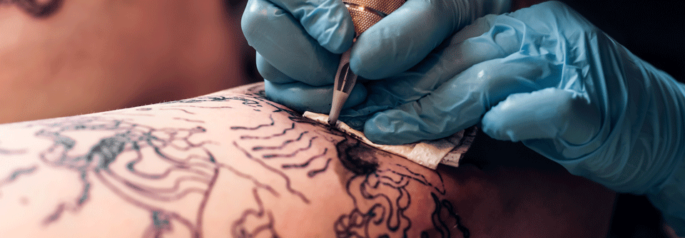 Dass Tätowierungen durch mangelnde Hygiene oder Verwendung bestimmter Pigmente mitunter auch unerwünschte gesundheitliche Effekte hervorrufen können, ist bereits bekannt.