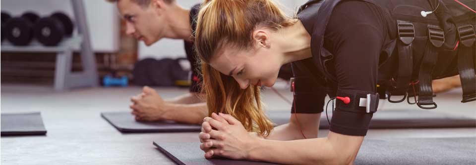Fitness: Warnung vor Muskeltraining mit Strom EMS-Training sollte höchstens ein- bis maximal zweimal pro Woche absolviert und von gut ausgebildetem Personal durchgeführt werden.