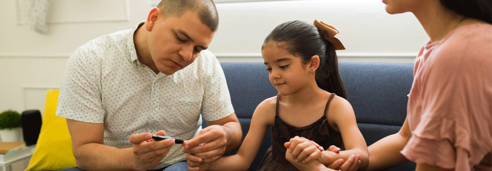 Familien, in denen ein Kind mit Diabetes lebt, sind oft stark belastet, es gibt Probleme in Kita und Schule und oft reduzieren vornehmlich Mütter ihre Berufstätigkeit oder geben sie ganz auf.