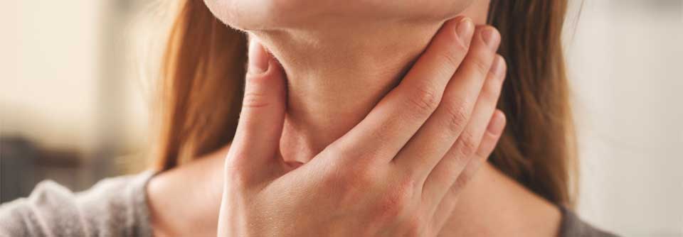 Bei Halsschmerzen Dexamathason anstelle eines Antibiotikums? Eine Metaanalyse lieferte Daten von mehr als 1.400 Patienten.