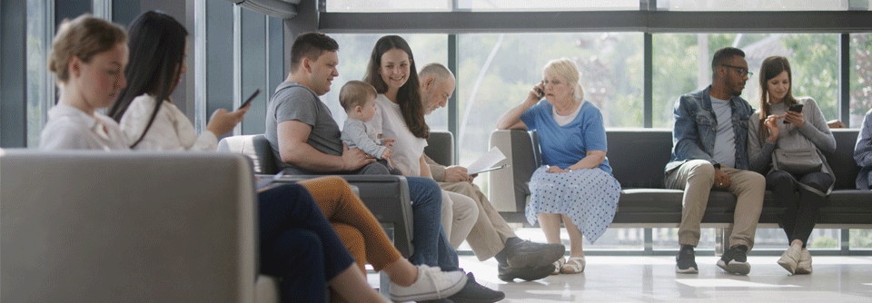 Junge Menschen sind mit der telefonischen Erreichbarkeit der Arztpraxis weniger zufrieden als ältere. 