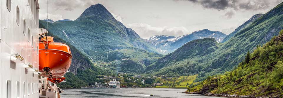 Zwischen Bergen und Nordkap: Mit dem Postschiff durchs Wunderland Auf den fast 2.000 Kilometern bis zum Nordkap wechselt Stunde für Stunde das Bild.