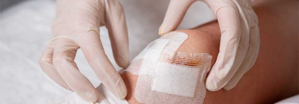 Wie eine Auswertung von 2 aktuellen Reviews zeigt, führt die sog. Kniegelenkstoilette langfristig zu keiner relevanten Verbesserung hinsichtlich Schmerzen oder Funktion. 