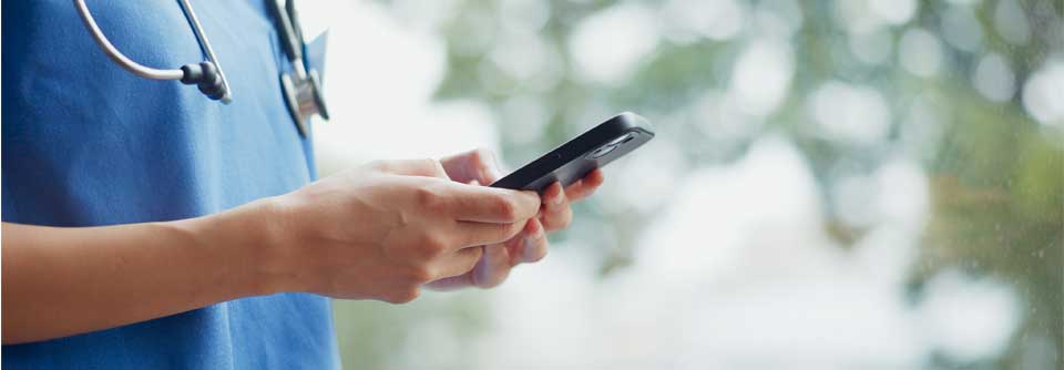 Eine Gesprächsführung ohne Smartphone ist inzwischen auch in der hausärztlichen Praxis fast nicht mehr möglich.