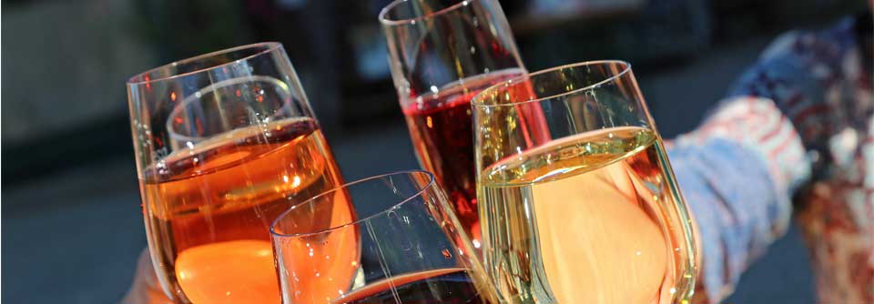 Die Theorie des sogenannten französischen Paradoxons beschrieb bereits in den 80er-Jahren die Tatsache, dass die Franzosen trotz eines deutlich erhöhten Alkohol- und Fettkonsums länger leben als beispielsweise Deutsche.