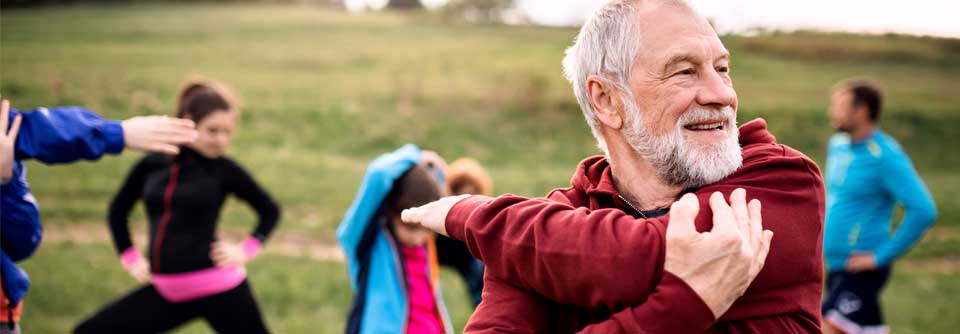 Studien haben gezeigt, dass ergänzendes körperliches Training belastbarer macht und die Rehospitalisationsrate reduziert. 