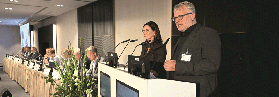 Prof. Nicola Buhlinger-Göpfarth und Dr. Markus Beier bei ihrem Bericht zur Lage.