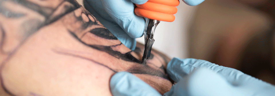 Mehrfach tätowierte Personen entwickeln überraschend seltener Melanome als Menschen ohne Tattoos.