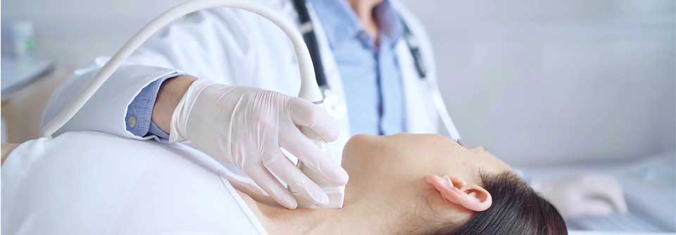 Die Erkrankung macht sich zu Beginn meist mit einem Knoten im Bereich der Schilddrüse bemerkbar. 