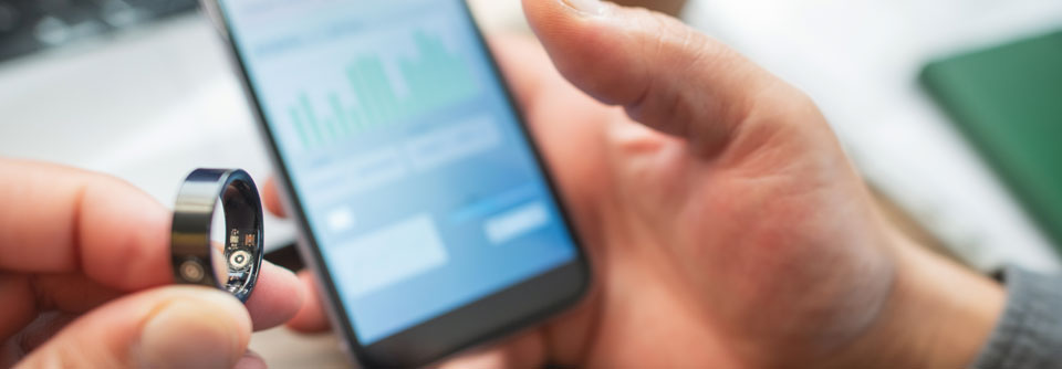 Smarte Ringe nutzen meist die Photoplethysmografie, um den Puls zu messen und Unregelmäßigkeiten zu erkennen.