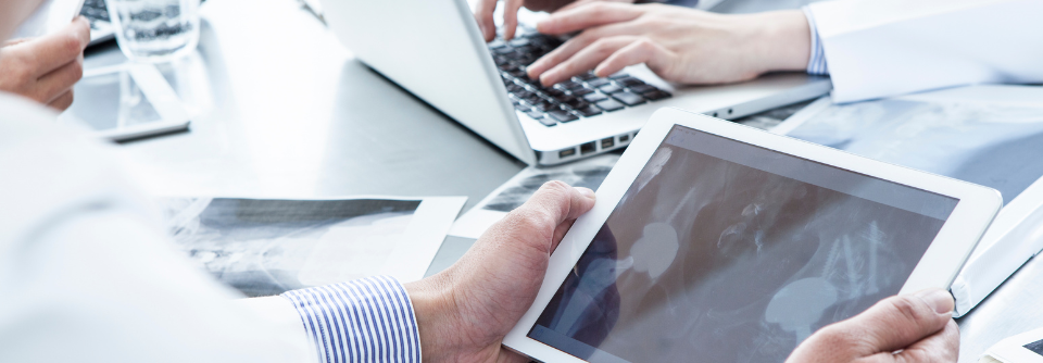 PraxisBarometer 2025: Mehr digitaler Fortschritt, aber technische Probleme und Schnittstellen bremsen Praxen aus.