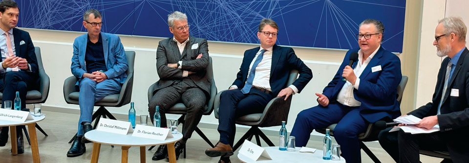 Den Auftakt am diesjährigen „Tag der Privatmedizin“ in Frankfurt bildete der Vortrag von Gesundheitsökonom Prof. Dr. Andreas Beivers (l.) und die Diskussion mit Vertretern von BÄK, PVS, PKV und PBV. 