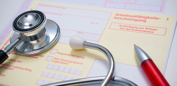 Kranke Mitarbeiterin: Ab wann ist AU-Meldung nötig?