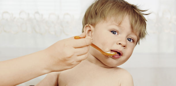 Zeitweise essen viele Kleinkinder nur einige wenige Lebensmittel. Für Eltern kann diese Phase zur Geduldsprobe werden. 