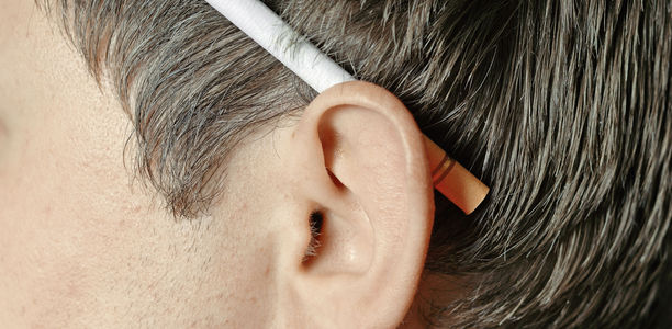 Wer raucht, geht offenbar auch das Risiko ein, einen Hörverlust zu erleiden.