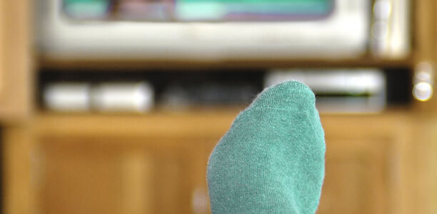 Ungesundes TV: Macht Fernsehen Darmkrebs? TV-Konsum wird als ein Marker für Bewegungsmangel betrachtet.