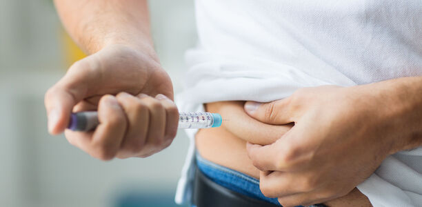 Insulin-Injektion: Auf die Hände schauen Es wird empfohlen, die Überprüfung auf Cheiroarthropathie im Zuge der Verordnung einer Insulintherapie als Standardpraxis zu übernehmen.