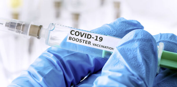 COVID-19: Bei Auffrischimpfung haftet der Bund Laut dem Bundesministeriums für Gesundheit (BMG) übernimmt der Bund potenzielle Versorgungsansprüche der Patient:innen bei den Auffrischungsimpfungen.