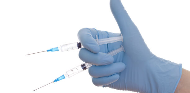 Corona: Impfen rund um die Uhr Rund 71 % der Befragten sehen in den größeren Vials von Moderna im Vergleich zu anderen COVID-19-Impfstoffen eine größere Belastung für die Praxis-Organisation.