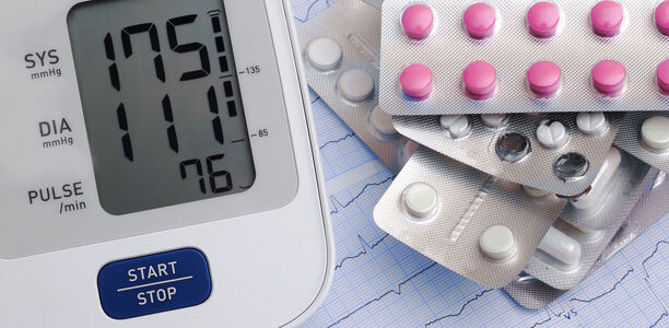 ACE-Hemmer-Husten: Auch noch nach Jahren möglich? ACE-Hemmer blockieren den Abbau von Bradykinin und Substance P sowie Prostaglandinen in der Bronchialschleimhaut, was zu einem gesteigerten Hustenreflex führt.