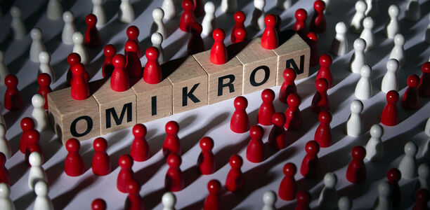 Pandemie: Warum Omikron-Infektion milder verläuft Offenbar sind die Viren der Omikron-Variante besonders empfindlich gegenüber einem nicht spezifischen, zellulären Abwehrmechanismus.