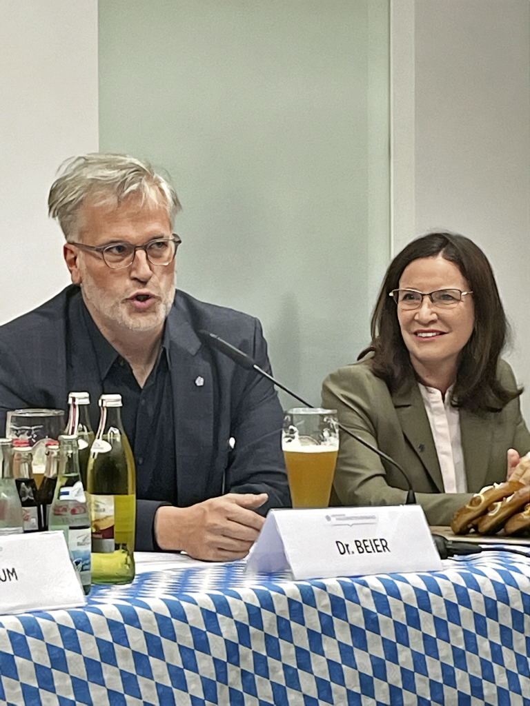 Dr. Markus Beier und Prof. Nicola Buhlinger-Göpfarth vom DHÄV-Vorstand stellten sich den Fragen der Oktoberfest-Teilnehmer:innen.