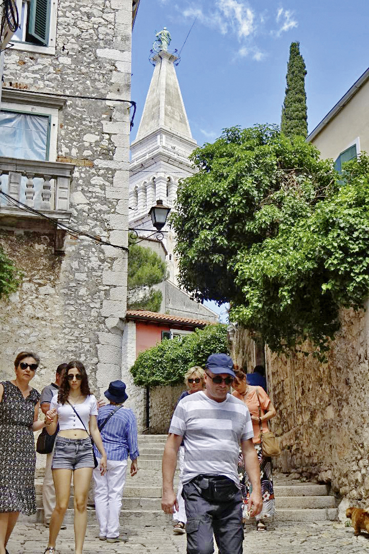 Abb. 7: Auf dem Weg zur barocken Pfarrkirche St. Euphemia hoch über der Altstadt von Rovinj.
