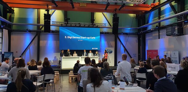 Start-up Pitches und Podiumsdiskussion: 3. Digi Derma Start-up Café Nach einer intensiven Network-Phase, die Raum für den offenen Austausch untereinander bot, fand eine Paneldiskussion zur Digitalisierung in Theorie und Praxis statt.