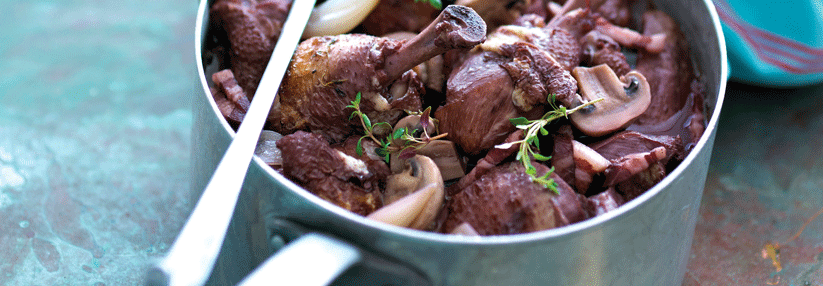 In einen Coq au Vin (Hahn in Weinsauce) kommen 500 ml Rotwein.