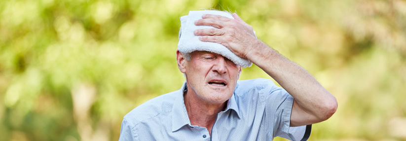 Insbesondere Senioren mit Herzinsuffizienz droht ein Multiorganversagen durch Hitzschlag. 