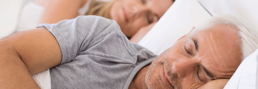 Um gegen eine rückenlagenbezogene Schlafapnoe vorzugehen muss der Körper in die richtige Position gebracht werden.