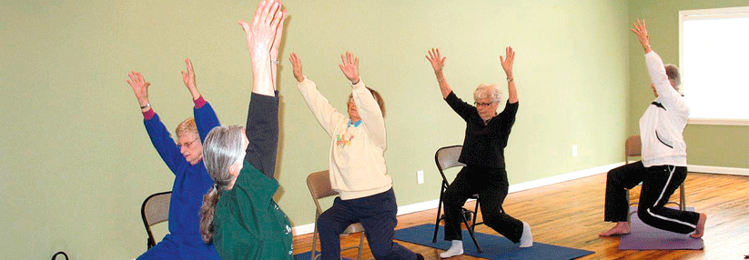 Sitz-Yoga könnte eine effektive Therapieoption für ältere Arthrose-Patienten darstellen: Schon zwei Trainingseinheiten pro Woche helfen, die Gelenkschmerzen deutlich zu reduzieren.