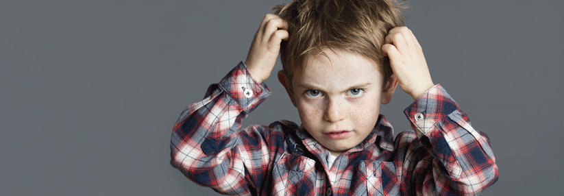 Es gibt verschiedene Gründe für kahle Stellen auf Köpfen von Kindern. Einer davon ist das zwanghafte Ausreißen von Haaren.