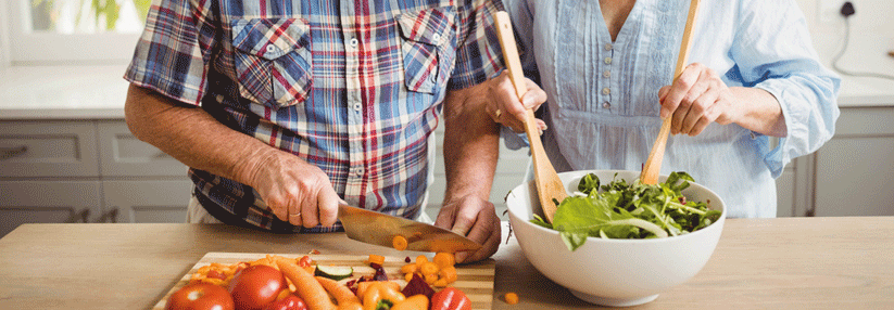 Ob Kochen oder Putzen - körperliche Aktivitäten im Alter halten fit.