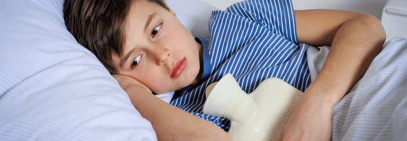 Vor allem Sechs- bis Zwölfjährige sind von der abdominellen Migräne betroffen und sind daher meist stark in ihren alltäglichen Aktivitäten eingeschränkt.