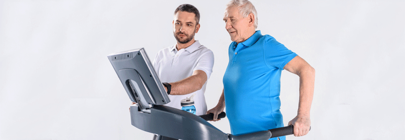 Besonders gut geeignet für ältere Patienten sind sportliche Aktivitäten wie das Joggen auf dem Laufband, aber auch andere Ausdauer- sowie Krafttrainings sind effektiv.