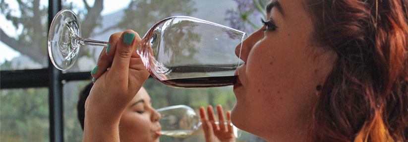 Frauen, die regelmäßig Alkohol trinken, haben ein um 45 % höheres Risiko, ein PMS zu entwickeln.