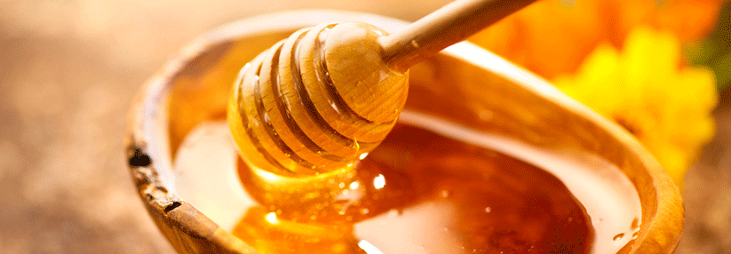 Ist kein Honig im Haus? Dann kann auch Apfel- oder Orangensaft helfen.