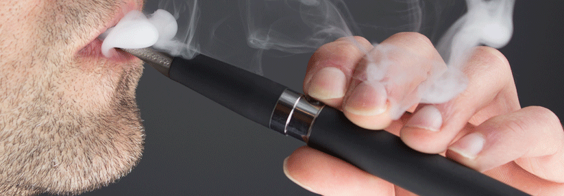 Das kardiovaskuläre Risiko könnte aufgrund von nikotinhaltigen E-Zigaretten sogar langfristig erhöht sein.
