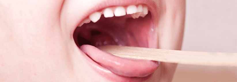 Zunächst sollte die Mundhöhle auf Fremdkörper untersucht werden.