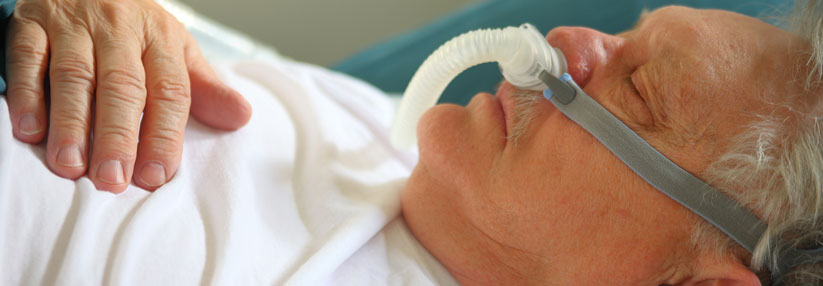 Ältere Patienten mit Atemaussetzern bauen kognitiv schneller ab. Zum Glück ist die CPAP auch was für Senioren.