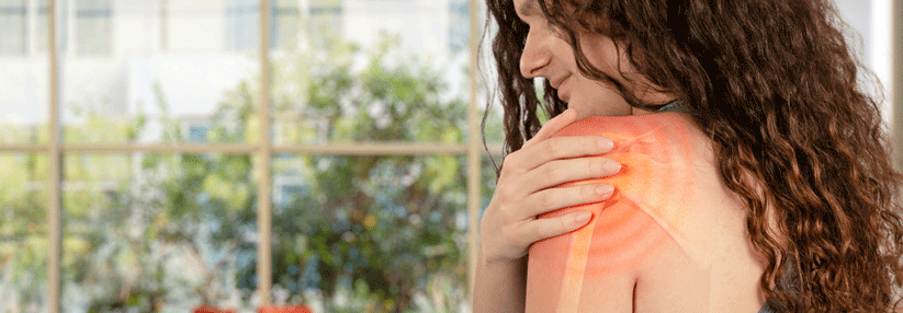 Bei hartnäckigen Schulterschmerzen besser zur Physiotherapie gehen.