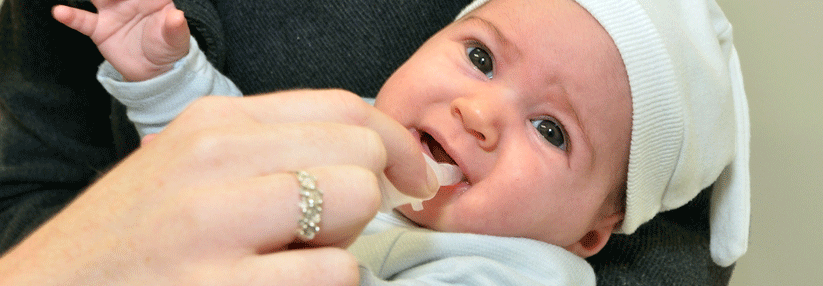 Um Infektionen mit Rotaviren zu reduzieren, werden Babys im Alter von 6 Wochen via Schluckimpfung dagegen gewappnet.