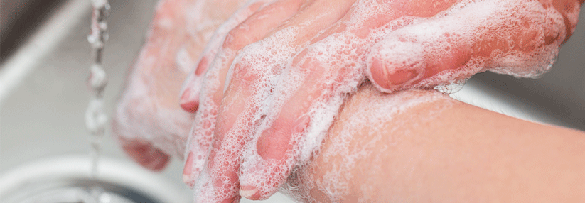 Wer häufig die Hände wäscht, schädigt nur seine Hautbarriere.